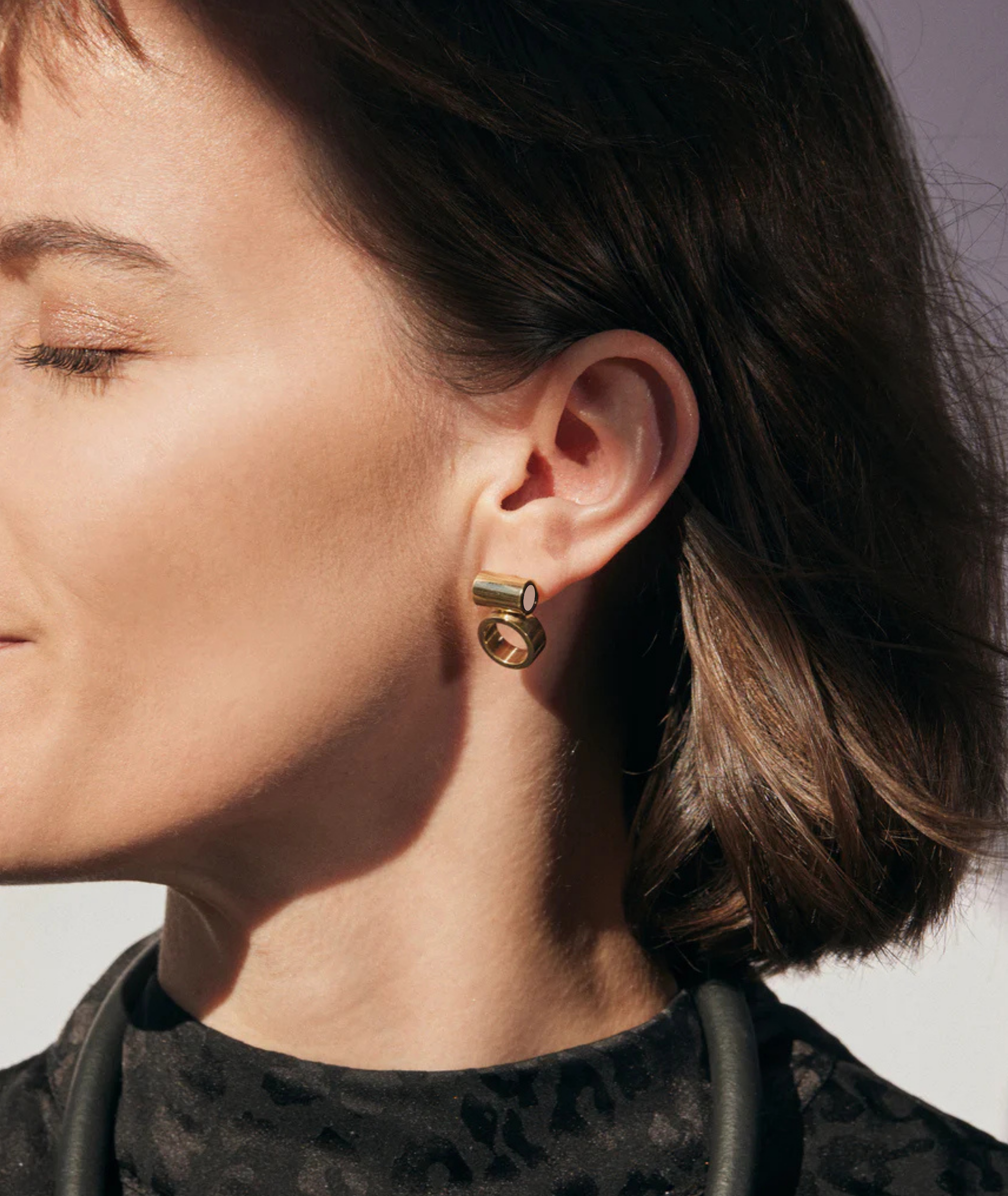 Iloni Designer Jewellery Horizon brass earrings with stone accents, showcasing a sleek and modern design.