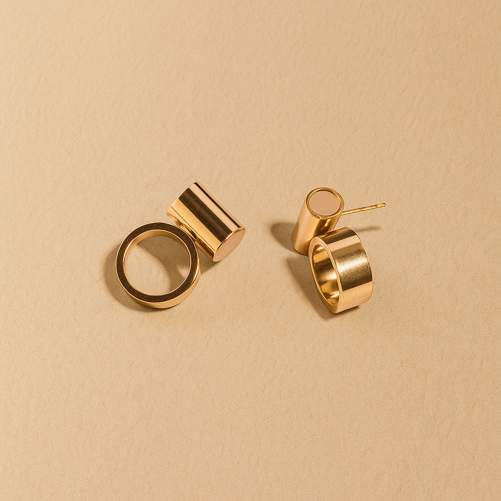 Horizon brass earring with a stone detail from Iloni Designer Jewellery, showcasing a modern, elegant jewelry design.