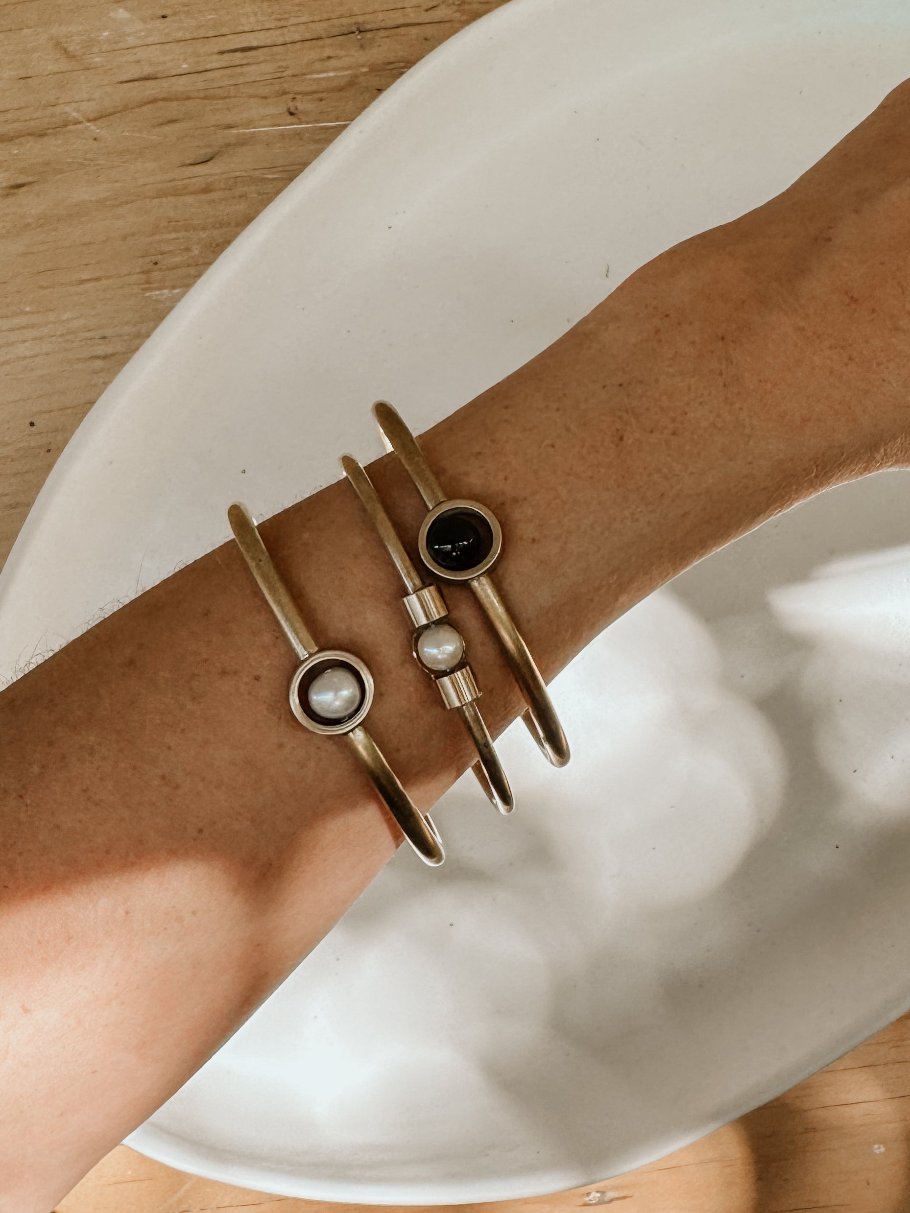 Gold Circle & Gem Bangle | Black