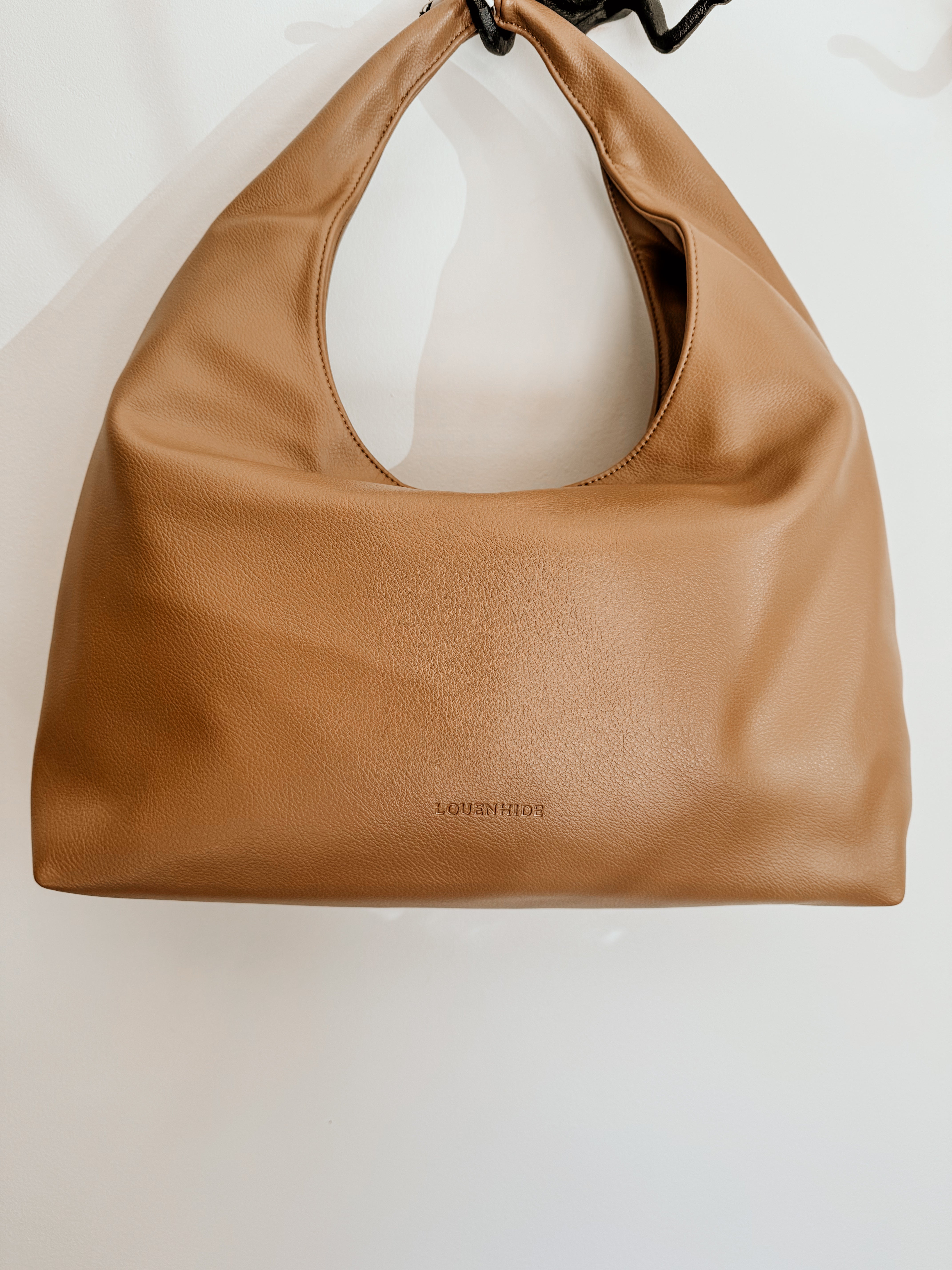 LouenHide Monaco shoulder bag in mocha from Moode, featuring a sleek design and adjustable strap on a plain background.